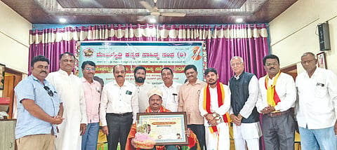 ಮುಧೋಳದ ಕಸಾಪ ಭವನದಲ್ಲಿ ನಡೆದ ಮೇಘಮೈತ್ರಿ ದ್ವಿತೀಯ ಯುವ ಸಾಹಿತ್ಯ ಸಮ್ಮೇಳನದಲ್ಲಿ ಸರ್ವಾಧ್ಯಕ್ಷ ಡಾ. ವೆಂಕಟೇಶ ಗುಡೆಪ್ಪನವರ ಅವರನ್ನು ಕವಿ ಆರಿಫ್ ರಾಜಾ, ಪತ್ರಕರ್ತೆ ರಶ್ಮಿ ಎಸ್., ಡಾ. ಶಿವಾನಂದ ಕುಬಸದ, ಡಾ. ಕೆ.ಎಲ್. ಉದಪುಡಿ, ಬಿ.ಆರ್. ಶೆಟ್ಟಿ, ರಮೇಶ ಕಮತಗಿ ಹಾಗೂ ಆನಂದ ಪೂಜಾರಿ ಅಭಿನಂದಿಸಿದರು.