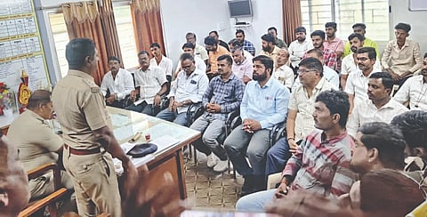  ಮುಧೋಳ ಸಿಪಿಐ ಕಚೇರಿಯಲ್ಲಿ ನಡೆದ ಸಭೆಯಲ್ಲಿ ಸಿಪಿಐ ಎಂ. ನಾಗರಡ್ಡಿ ಮಾತನಾಡಿದರು. ಜಮಖಂಡಿ ಡಿವೈಎಸ್ಪಿ ಮಹ್ಮದ್ ರೋಷನ್ ಹಾಗೂ ಲಾಡ್ಜ್, ಬಾರ್ ಮಾಲೀಕರು ಇದ್ದರು.