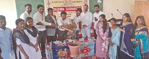 ಮುಧೋಳದ ಎಸ್.ಆರ್. ಕಂಠಿ ಮಹಾವಿದ್ಯಾಲಯದಲ್ಲಿ ನಡೆದ ಪತ್ರಿಕಾ ದಿನಾಚರಣೆ-2026 ಕಾರ್ಯಕ್ರಮವನ್ನು ಹಿರಿಯ ಪತ್ರಕರ್ತ ಚಂದ್ರಶೇಖರ ಪಮ್ಮಾರ ಉದ್ಘಾಟಿಸಿದರು. ಪ್ರೊ. ಅಜಯ ಕಡೂರ, ವಿಶ್ವನಾಥ ಮುನವಳ್ಳಿ ಪ್ರೀತಿ ಬಾವಲತ್ತಿ, ಸ್ನೇಹಾ ಕರಡಿ ಇತರರಿದ್ದರು.