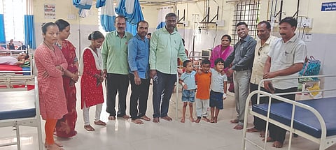 ಮುಧೋಳ ತಾಲೂಕು ಆಸ್ಪತ್ರೆಯಿಂದ ಬಿಡುಗಡೆಯಾದ ವಿದ್ಯಾರ್ಥಿಗಳನ್ನು ಕ್ಷೇತ್ರ ಶಿಕ್ಷಣಾಧಿಕಾರಿ ಎಸ್.ಎಂ. ಮುಲ್ಲಾ ಭೇಟಿ ಮಾಡಿ ಆರೋಗ್ಯ ವಿಚಾರಿಸಿದರು. ಕ್ಷೇತ್ರ ಸಮನ್ವಯಾಧಿಕಾರಿ ಎ.ಆರ್. ಛಬ್ಬಿ, ಸಿಆರ್‌ಪಿ ಬಸವರಾಜ ಬಳ್ಳಾರಿ ಸೇರಿ ಅಧಿಕಾರಿಗಳು ಉಪಸ್ಥಿತರಿದ್ದರು.