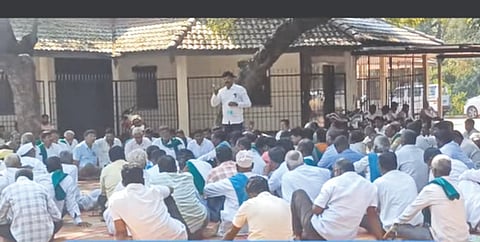 ಮುಧೋಳ ನಗರದ ಪ್ರವಾಸಿ ಮಂದಿರದಲ್ಲಿ ರೈತ ಮುಖಂಡರ ಸಭೆ ನಡೆಯಿತು. ಮುಖಂಡರಾದ ಸುಭಾಷ ಶಿರಬೂರ, ಮುತ್ತಪ್ಪ ಕೋಮಾರ, ದುಂಡಪ್ಪ ಯರಗಟ್ಟಿ, ಹನಮಂತ ನವಾಬ ಪಾಲ್ಗೊಂಡಿದ್ದರು.
