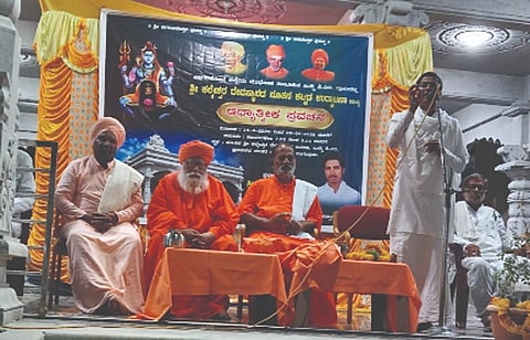  ಮುಧೋಳ ತಾಲೂಕಿನ ಬುದ್ನಿ (ಪಿ.ಎಂ) ಗ್ರಾಮದಲ್ಲಿ ನಡೆದ ಆಧ್ಯಾತ್ಮಿಕ ಪ್ರವಚನ ಕಾರ್ಯಕ್ರಮವನ್ನು ರಾಮಕಷ್ಣ ದೇವರು ಉದ್ಘಾಟಿಸಿದರು. ಗುರುಪಾದೇಶ್ವರ ಮಹಾಸ್ವಾಮಿಗಳು, ತೋಂಟದಾರ್ಯ ಸ್ವಾಮಿಗಳು ಸೇರಿ ಮಠಾಧೀಶರು ಮತ್ತು ಗಣ್ಯರು ಉಪಸ್ಥಿತರಿದ್ದರು.