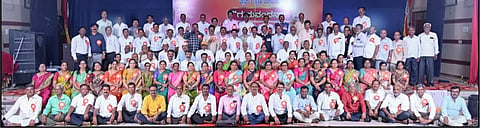  ಮುಧೋಳದ ಡಾ.ಅಂಬೇಡ್ಕರ್ ಸಭಾಭವನದಲ್ಲಿ ಆಯೋಜಿಸಿದ್ದ ಗುರುವಂದನೆ ಕಾರ್ಯಕ್ರಮದಲ್ಲಿ ನಿವೃತ್ತ ಶಿಕ್ಷಕರನ್ನು ಸನ್ಮಾನಿಸಲಾಯಿತು. ವಿ.ವಿ.ಅರಕೇರಿ, ಎಸ್.ಡಿ.ಬಿಳ್ಳೂರ, ಎಂ.ವಿ.ದಾಸರಡ್ಡಿ ಇತರರಿದ್ದರು.