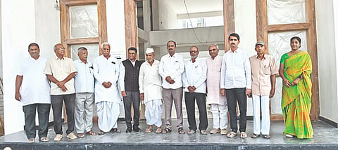 ಮುಧೋಳ ಮಲ್ಲಮ್ಮ ನಗರದ ವೇಮನ ಅಕಾಡೆಮಿಯ ಸಭಾ ಭವನದಲ್ಲಿ ಬುಧವಾರ ಹಮ್ಮಿಕೊಂಡಿದ್ದ ಸುದ್ದಿಗೋಷ್ಠಿಯಲ್ಲಿ ವೇಮನ ಅಕಾಡೆಮಿ ಅಧ್ಯಕ್ಷ ದಯಾನಂದ ಪಾಟೀಲ ಮಾತನಾಡಿದರು. ಉದಯ ಸಾರವಾಡ, ಶ್ರೀಕಾಂತ ಗುಜ್ಜನವರ ಇತರರಿದ್ದರು.
