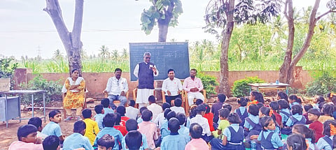 ಮುಧೋಳ ತಾಲೂಕಿನ ರನ್ನ ಬೆಳಗಲಿಯ ಸರ್ಕಾರಿ ಹಿರಿಯ ಪ್ರಾಥಮಿಕ ಶಾಲೆ ಸಿದ್ದಾಪುರ ತೋಟ ನಂ. 2ರಲ್ಲಿ ಶಾಲಾ ಸಂಸತ್ ರಚನೆ ಕಾರ್ಯಕ್ರಮದಲ್ಲಿ ಎಸ್.ಎಸ್. ಮಾಳಿ ಮಾತನಾಡಿದರು. ಶಿಕ್ಷಕರಾದ ಪಿ.ಬಿ. ಪರೀಟ, ಬಿ.ಬಿ. ಸಾವಕಾರ, ಎ.ಎಚ್.  ಕುಂಬಾಳಿ, ಸಿ.ಎ. ಕೊಣ್ಣೂರ ಇತರರಿದ್ದರು.
