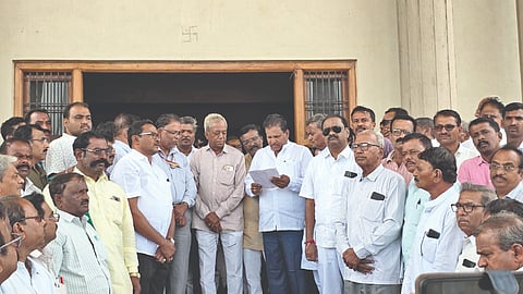 ಮುಧೋಳದಲ್ಲಿ ಬಣಜಿಗ ಸಮಾಜದ ಮುಖಂಡರು 2ಎ ಅಡಿಯಲ್ಲೇ ಉದ್ಯೋಗ ಮೀಸಲಾತಿ ಕಲ್ಪಿಸುವಂತೆ ಆಗ್ರಹಿಸಿ ಗ್ರೇಡ್-2ತಹಸೀಲ್ದಾರ್ ಎ.ಕೆ.ಇಂಡಿಕರ ಅವರಿಗೆ ಮನವಿ ಸಲ್ಲಿಸಿದರು. ಡಾ. ರವಿ ನಂದಗಾAವ, ಸುರೇಶ ಅಕ್ಕಿಮರಡಿ, ಲಾವಣ್ಯ ಉದಪುಡಿ, ನಿಂಗಣ್ಣ ಜಂಗಾಲಿ ಇತರರಿದ್ದರು.