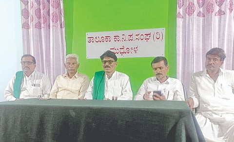  ಮುಧೋಳದ ಕಾನಿಪ ಕಾರ್ಯಾಲಯದಲ್ಲಿ ಬುಧವಾರ ಹಮ್ಮಿಕೊಂಡಿದ್ದ ಸುದ್ದಿಗೋಷ್ಠಿಯಲ್ಲಿ ಬಸವಂತ ಕಾಂಬಳೆ ಮಾತನಾಡಿದರು. ರೈತ ಮುಖಂಡರಾದ ದುಂಡಪ್ಪ ಯರಗಟ್ಟಿ, ಹಣಮಂತ ನಬಾಬ, ಮಹೇಶ ಪಾಟೀಲ, ಪರಸು ಮುರನಾಳ ಇತರರಿದ್ದರು.