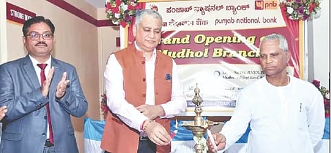 ಮುಧೋಳ ನಗರದ ಬಿವಿವಿ ಸಂಘದ ಕ್ಯಾಂಪಸ್ ಆವರಣದಲ್ಲಿ ನೂತನವಾಗಿ ಆರಂಭಿಸಲಾದ ಪಂಜಾಬ್ ನ್ಯಾಷನಲ್ ಬ್ಯಾಂಕ್ ಶಾಖೆಯನ್ನು ಡಾ. ವೀರಣ್ಣ ಚರಂತಿಮಠ ಉದ್ಘಾಟಿಸಿದರು. ವಿಭಾಗೀಯ ಅಧಿಕಾರಿ ಆನಂದಕುಮಾರ್, ಸೂರ್ಯಮನಿ ಶಾಹು ಇತರರಿದ್ದರು.
