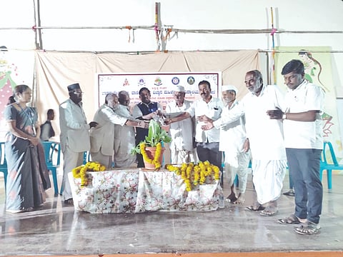 ಮುಧೋಳ ತಾಲೂಕಿನ ಗುಲಗಾಲ ಜಂಬಗಿ ಗ್ರಾಮದಲ್ಲಿ ನಡೆದ ಎನ್‌ಎಸ್‌ಎಸ್ ವಾರ್ಷಿಕ ವಿಶೇಷ ಶಿಬಿರವನ್ನು ಸದಪ್ಪ ಬಟಕರಕಿ ಉದ್ಘಾಟಿಸಿದರು. ಡಾ. ಎಂ.ಎಂ. ಹಿರೇಮಠ ಉಪಸ್ಥಿತರಿದ್ದರು.