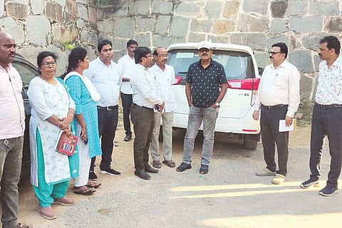 ಮುದಗಲ್ ಪಟ್ಟಣದ ಐತಿಹಾಸಿಕ ಎರಡು ಸುತ್ತಿನ ಕೋಟೆಯನ್ನು ಮೈಸೂರು ಪ್ರಾಚ್ಯವಸ್ತು ಇಲಾಖೆ ಆಯುಕ್ತ ದೇವರಾಜು ನೇತೃತ್ವದ ತಂಡ ಬುಧವಾರ ಭೇಟಿ ನೀಡಿ ಪರಿಶೀಲನೆ ನಡೆಸಿತು. ಪ್ರಾಚ್ಯವಸ್ತು ಇಲಾಖೆ ನಿರ್ದೇಶಕ ಶೈಲೇಶ್ವರ್ ಆರ್., ಇಲಾಖೆ ಎಇಇಗಳಾದ ಸತೀಶ್, ಪ್ರೇಮಲತಾ, ಡಿಡಿ ಮಂಜುಳಾ ಸಿ.ಎನ್., ಶಿವಪ್ರಕಾಶ್ ರಾಯಚೂರು, ಕೋಟೆ ಹಿತ ರಕ್ಷಣಾ ಸಮಿತಿ ಅಧ್ಯಕ್ಷ ಅಶೋಕ್ ಗೌಡ ಪಾಟೀಲ್, ಪುರಸಭೆಯ ಮುಖ್ಯಾಧಿಕಾರಿ ಪ್ರವೀಣ್ ಭೋಗಾರ್ ಇದ್ದರು.