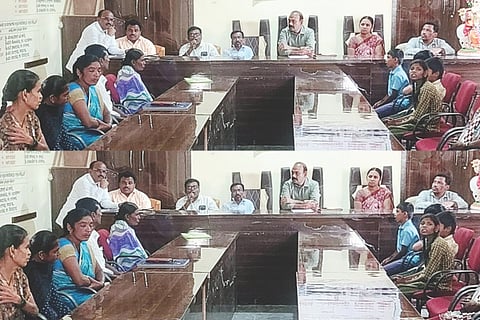 ಮುದಗಲ್ ಅಮೀಪದ ಬನ್ನಿಗೋಳ ಗ್ರಾಪಂನಲ್ಲಿ ಅಂಗವಿಕಲರ ಸಮನ್ವಯ ಸಭೆ ಹಮ್ಮಿಕೊಳ್ಳಲಾಗಿತ್ತು. ಅಂಗವಿಕಲರ ಸಂಘಟನೆ ರಾಜ್ಯಾಧ್ಯಕ್ಷ ಸುರೇಶ ಭಂಡಾರಿ, ಪಿಡಿಒ ರಾಮಣ್ಣ, ಗ್ರಾಪಂ ಸದಸ್ಯೆ ಮಂಜು ಬನ್ನಿಗೋಳ, ಪುನರ್ವಸತಿ ಕಾರ್ಯಕರ್ತರಾದ ಹುಸೇನಬಾಷಾ, ವಿರೂಪಾಕ್ಷಯ್ಯ, ಅಮರೇಶ ಪಾಟೀಲ್ ಇತರರಿದ್ದರು.