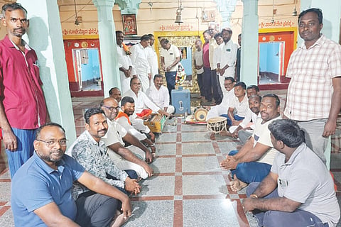 ಮುದಗಲ್‌ನ ನಗರೇಶ್ವರ ದೇಗುಲದಲ್ಲಿ ಸಹಜಸ್ಥಿತಿ ಯೋಗ ಪ್ರತಿಷ್ಠಾನದಿಂದ ಶಿವಭಜನೆ ಜರುಗಿತು.