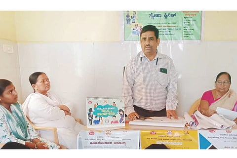 ಮುದಗಲ್ ಸಮೀಪದ ನಾಗರಹಾಳ ಗ್ರಾಮದ ಪ್ರಾಥಮಿಕ ಆರೋಗ್ಯ ಕೇಂದ್ರದಲ್ಲಿ ಸಮಾನ ಸ್ಕಂದ ಶಿಕ್ಷಕರ ತರಬೇತಿಯಲ್ಲಿ ವೈದ್ಯಾಧಿಕಾರಿ ವಿಜಯಕಯಮಾರ್ ಪತ್ತಾರ ಮಾತನಾಡಿದರು. ಆರ್‌ಕೆಎಸ್‌ಕೆ ಆಪ್ತ ಸಮಾಲೋಚಕಿ ಗೌರಮ್ಮ ನಾಯಕ, ಶಿಕ್ಷಕಿ ಸುವರ್ಣ ಇತರರಿದ್ದರು. 
