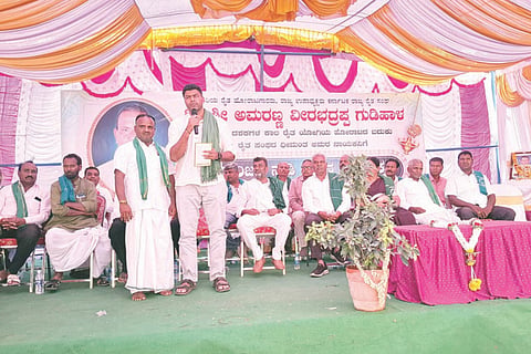 ಗುಡಿಹಾಳ ಗ್ರಾಮದಲ್ಲಿ ಏರ್ಪಡಿಸಿದ್ದ ರೈತ ಹೋರಾಟಗಾರ ಅಮರಣ್ಣ ಗುಡಿಹಾಳ ಅವರ ನುಡಿನಮನ ಕಾರ್ಯಕ್ರಮದಲ್ಲಿ ಮೇಲುಕೋಟೆ ಶಾಸಕ ದರ್ಶನ್ ಪುಟ್ಟಣಯ್ಯ ಮಾತನಾಡಿದರು. ರಾಜ್ಯ ರೈತ ಸಂಘದ ಗೌರವಾಧ್ಯಕ್ಷ ಚಾಮರಸ ಮಾಲಿಪಾಟೀಲ್, ಅಧ್ಯಕ್ಷ ಬಡಗಲಪುರ ನಾಗೇಂದ್ರ, ಹೋರಾಟಗಾರ ಅಮರಣ್ಣ ಗುಡಿಹಾಳ ಪುತ್ರ ಈರಣ್ಣ ಅಂಕಸದೊಡ್ಡಿ ಇತರರಿದ್ದರು.