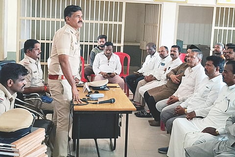 ಮುದಗಲ್ ಪೊಲೀಸ್ ಠಾಣೆಯಲ್ಲಿ ಬಕ್ರೀದ್ ಹಬ್ಬದ ನಿಮಿತ್ತ ಹಮ್ಮಿಕೊಂಡಿದ್ದ ಶಾಂತಿ ಸಭೆಯಲ್ಲಿ ಡಿವೈಎಸ್ಪಿ ದತ್ತಾತ್ರೇಯ ಕರ್ನಾಡ ಮಾತನಾಡಿದರು. ಸಿಪಿಐ ರಾಮಪ್ಪ ಜಲಗಾರ್, ಪಿಎಸ್‌ಐ ವೆಂಕಟೇಶ ಮಾಡಗೇರಿ, ಮುಸ್ಲಿಂ ಧರ್ಮಗುರು ಮೌಲಾನಾ ಜಮೀರ್ ಅಹ್ಮದ್ ಖಾಜಿ ಸಾಬ್, ರಾಹುಲ್ ಗಾಂಧಿ ಯುವ ಬ್ರಿಗೇಡ್‌ನ ರಾಜ್ಯ ಕಾರ್ಯದರ್ಶಿ ಎಸ್.ಆರ್. ರಸೂಲ್ ಇತರರಿದ್ದರು.