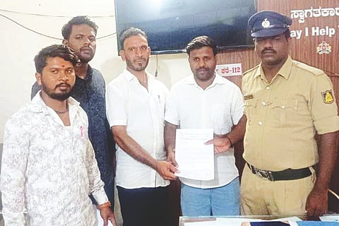 ಮುದಗಲ್ ಪಟ್ಟಣ ಹೊರವಲಯದಲ್ಲಿ ಆರಂಭವಾಗುತ್ತಿರುವ ಕ್ಲಬ್‌ಗೆ ಅನುಮತಿ ನೀಡದಂತೆ ಆಗ್ರಹಿಸಿ ಪೊಲೀಸ್ ಸಿಬ್ಬಂದಿಗೆ ಮಾನವ ಬಂಧುತ್ವ ವೇದಿಕೆಯಿಂದ ಮನವಿ ಸಲ್ಲಿಸಲಾಯಿತು.ವೇದಿಕೆಯ ಅಧ್ಯಕ್ಷ ಸಂಜೀವ್ ಛಲುವಾದಿ, ಮೌನೇಶ ಶಿವನಗುತ್ತಿ, ಎಕ್ಬಾಲ್ ಬೇಗ್ ಉದ್ತಾದ್, ದಾವೂದ್ ನದಾಫ್, ಪಾಷಾ ಇದ್ದರು.