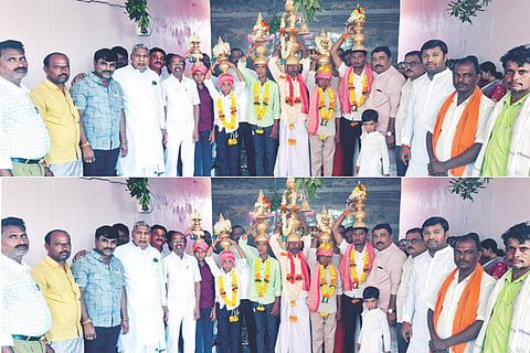 ಕನ್ನಾಪೂರಹಟ್ಟಿಯಲ್ಲಿ ಕೂಡಲ ಸಂಗಮನಾಥ ದೇಗುಲದ ಜಾತ್ರೋತ್ಸವ ಅಂಗವಾಗಿ ಕಳಸ ಮೆರವಣಿಗೆಗೆ ಚಾಲನೆ ನೀಡಲಾಯಿತು.  ಎಂಎಲ್ಸಿ ಶರಣಗೌಡ ಪಾಟೀಲ್ ಬಯ್ಯಪೂರ, ಮಾಜಿ ಸಚಿವ ಅಮರೇಗೌಡ ಪಾಟೀಲ್ ಬಯ್ಯಪುರ, ಪುರಸಭೆ ಮುಖ್ಯಾಧಿಕಾರಿ ಪ್ರವೀಣ ಭೋಗಾರ, ಪ್ರಮುಖರಾದ ಶರಣಬಸವ ವ್ಯಾಕರನಾಳ, ಅಶೋಕಗೌಡ ಪಾಟೀಲ್, ಮಹಾಂತೇಶ ಪಾಟೀಲ್, ಅನಿಲ ಕುಮಾರ್ ಬುಶೆಟ್ಟಿ ಇತರರಿದ್ದರು.