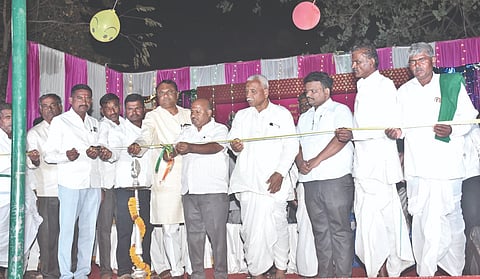 ಮುಧೋಳ ತಾಲೂಕಿನ ರೂಗಿ ಗ್ರಾಮದ ಸರ್ಕಾರಿ ಹಿರಿಯ ಪ್ರಾಥಮಿಕ ಶಾಲೆಯಲ್ಲಿ ಹಮ್ಮಕೊಂಡಿದ್ದ ಚಿಣ್ಣರ ಹೆಜ್ಜೆ ಬಣ್ಣದ ಗೆಜ್ಜೆ -26 ವಾರ್ಷಿಕೋತ್ಸವವನ್ನು ಗಣ್ಯರು ಉದ್ಘಾಟಿಸಿದರು. ಹನಮಂತ ತಿಮ್ಮಾಪೂರ ತಾಪಂ ಮಾಜಿ ಅಧ್ಯಕ್ಷ ತಿಮ್ಮಣ್ಣ ಬಟಕುರ್ಕಿ , ಚಂದ್ರಶೇಖರ ಶೇಖರ ದೇಸಾಯಿ, ವೆಂಕಣ್ಣ ಬಟಕುರ್ಕಿ.ಸಿ.ಎಲ್.ರೂಗಿ, ಯಲ್ಲಪ್ಪ ಕಳ್ಳಿಮನಿ ಇತರರಿದ್ದರು.