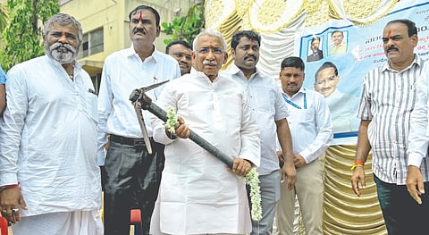 ಮುಧೋಳ ನಗರದ ಕವಿ ರನ್ನ ವಸತಿ ಶಾಲೆಯ ಆವರಣದಲ್ಲಿ ಅಡುಗೆ ಕೋಣೆ ಕಾಮಗಾರಿಗೆ ಭೂಮಿ ಪೂಜೆಯನ್ನು ಶಾಸಕ ಆರ್.ಬಿ.ತಿಮ್ಮಾಪೂರ ನೆರವೇರಿಸಿದರು. ಸದುಗೌಡ ಪಾಟೀಲ, ವಕೀಲ ಅಶೋಕ್ ಕಿವಡಿ, ರಾಘು ಮೊಕಾಶಿ ಇತರರಿದ್ದರು.