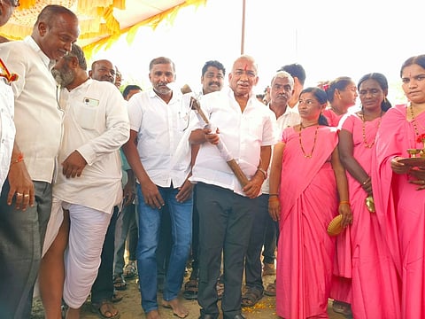 ಮುಧೋಳ ತಾಲೂಕಿನ ಉತ್ತೂರ ಗ್ರಾಮದ ಪ್ರಾಥಮಿಕ ಆರೋಗ್ಯ ಕೇಂದ್ರದಲ್ಲಿ 60 ಲಕ್ಷ ರೂ. ವೆಚ್ಚದ ಪಾಕಿರ್ಂಗ್ ಶೆಡ್ ನಿರ್ಮಾಣ ಕಾಮಗಾರಿಗೆ ಸಚಿವ ಆರ್.ಬಿ. ತಿಮ್ಮಾಪೂರ ಭೂಮಿ ಪೂಜೆ ನೆರವೇರಿಸಿದರು. ಸದುಗೌಡ ಪಾಟೀಲ, ಅಶೋಕ ಕಿವಡಿ, ಮಹಾಂತೇಶ ಮಾಚಕನೂರ, ಮುದಕಣ್ಣ ಅಂಬಿಗೇರ, ಸದಾಶಿವ ದೇಸಾಯಿ ಇತರರಿದ್ದರು.