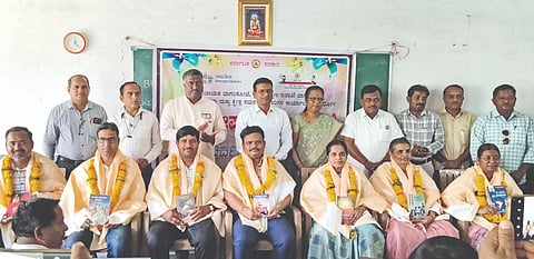 ಮುಧೋಳ ಬಸವೇಶ್ವರ ಮಹಿಳಾ ಕಾಲೇಜಿನಲ್ಲಿ ಶಾಲಾ ಶಿಕ್ಷಣ ಹಾಗೂ ಬಿಇಒ ಕಾರ್ಯಾಲಯದಿಂದ ನಡೆದ ಪ್ರೌಢ ಶಾಲಾ ಮುಖ್ಯ ಶಿಕ್ಷಕರ ಸಭೆ ಹಾಗೂ ಅಭಿನಂದನಾ ಸಮಾರಂಭದಲ್ಲಿ ಶೇ.100 ಪಡೆದ ಶಾಲಾ ಮುಖ್ಯ ಶಿಕ್ಷಕರನ್ನು ಬಿಇಒ ಸಮೀರ ಮುಲ್ಲಾ ಸನ್ಮಾನಿಸಿದರು. ಎಸ್.ಡಿ.ನೀಲಗುಂದ, ಅಡಿವೆಪ್ಪ ಛಬ್ಬಿ, ಶ್ರೀಶೈಲ್ ಕುರಣಿ ಇತರರಿದ್ದರು.