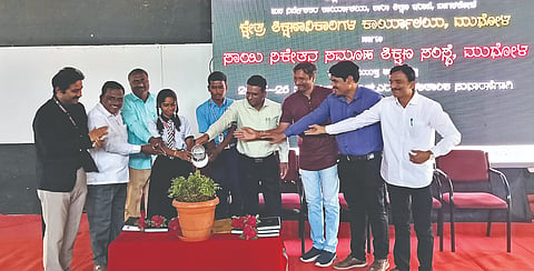  ಮುಧೋಳ ನಗರದ ಸಾಯಿನಿಕೇತನ ಆಡಿಟೋರಿಯಂನಲ್ಲಿ ಹಮ್ಮಿಕೊಳ್ಳಲಾಗಿದ್ದ ಉತ್ತುಂಗ 4.0 ಶೈಕ್ಷಣಿಕ ಪ್ರೇರಣಾ ಕಾರ್ಯಕ್ರಮ ಬಿಇಒ ಸಮೀರ ಮುಲ್ಲಾ ಉದ್ಘಾಟಿಸಿದರು. ರಾಜೇಶ ವಾಲಿ, ಸಂಗಮೇಶ ನೀಲಗುಂದ, ಅಡಿವೆಪ್ಪ ಛಬ್ಬಿ, ವೆಂಕಟೇಶ ಪಾಟೀಲ ಇತರರಿದ್ದರು.