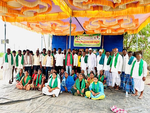 ಮುಧೋಳ ತಾಲೂಕಿನ ಮುದ್ದಾಪುರ ಜೆಕೆ ಸಿಮೆಂಟ್ ಕಾರ್ಖಾನೆಯ ಆವರಣದಲ್ಲಿ ಉತ್ತರ ಕರ್ನಾಟಕ ರಾಜ್ಯ ರೈತ ಸಂಘದ ನೇತೃತ್ವದಲ್ಲಿ ನಡೆಯುತ್ತಿರುವ ಧರಣಿ ಸತ್ಯಾಗ್ರಹ. ನ್ಯಾಯವಾದಿ ಎನ್.ಎಸ್. ದೇವರವರ, ವಿ.ವಿ. ತುಳಸಿಗೇರಿ, ಸುರೇಶ ಕಿವಡಿ ಇದ್ದರು.