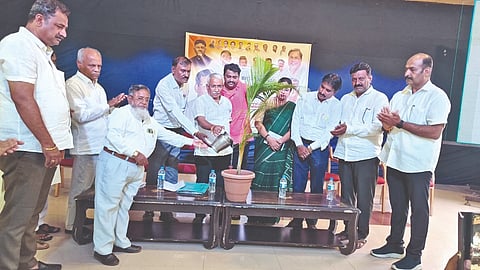 ಮುಧೋಳ ನಗರದ ಅಂಬೇಡ್ಕರ್ ಭವನದಲ್ಲಿ ಶನಿವಾರ ಕಾಂಗ್ರೆಸ್ ಪಕ್ಷ ಆಯೋಜಿಸಿದ್ದ ವಿಶೇಷ ತೀವ್ರ ಮತಪಟ್ಟಿ ಪರಿಷ್ಕರಣೆ ತರಬೇತಿ ಕಾರ್ಯಕ್ರಮದಲ್ಲಿ ಶಾಸಕ ಆರ್.ಬಿ. ತಿಮ್ಮಾಪೂರ ಉದ್ಘಾಟಿಸಿದರು. ಅಶೋಕ ಕಿವಡಿ, ಮಹಾಂತೇಶ ಮಾಚಕನೂರ, ಸದುಗೌಡ ಪಾಟೀಲ್, ಮುದಕಣ್ಣ ಅಂಬಿಗೇರ, ರಘು ಮೊಕಾಶಿ ಇತರರಿದ್ದರು.