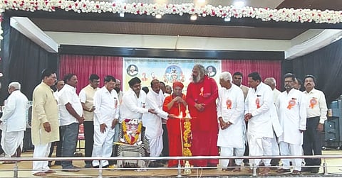 ಮುಧೋಳ ನಗರದ ಜ್ಯೋತಿ ಕಲ್ಯಾಣ ಮಂಟಪದಲ್ಲಿ ಗಾಣಿಗ ಸಮಾಜದ ವತಿಯಿಂದ 2025-26ನೇ ಸಾಲಿನ ಪ್ರತಿಭಾ ಪುರಸ್ಕಾರ, ಸಾಧಕರ ಸನ್ಮಾನ ಕಾರ್ಯಕ್ರಮವನ್ನು ಬೇಲೂರು ಗುರುಬಸವೇಶ್ವರ ಮಠದ ಡಾ. ಮಹಾಂತ ಬಸವಲಿಂಗ ಮಹಾಸ್ವಾಮಿಗಳು ಉದ್ಘಾಟಿಸಿದರು. ಲಕ್ಷ್ಮಣ ಚಿನ್ನನವರ, ಮಹದೇವ ಹೊಸಕೋಟಿ, ನಿಂಗಪ್ಪ ಹಳ್ಳದ ಇತರರಿದ್ದರು.