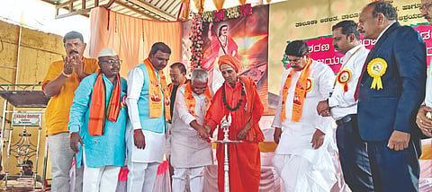  ಮುಧೋಳದಲ್ಲಿ ಹಮ್ಮಿಕೊಂಡಿದ್ದ ನಿಜಶರಣ ಅಂಬಿಗರ ಚೌಡಯ್ಯನವರ ಜಯಂತ್ಯುತ್ಸವ ಹಾಗೂ ಪ್ರತಿಭಾ ಪುರಸ್ಕಾರ ಸಮಾರಂಭವನ್ನು ಜಿಲ್ಲಾ ಉಸ್ತುವಾರಿ ಸಚಿವ ಆರ್.ಬಿ. ತಿಮ್ಮಾಪೂರ ಉದ್ಘಾಟಿಸಿದರು. ಸಂಸದ ಪಿ.ಸಿ. ಗದ್ದಿಗೌಡರ, ಬಸವಲಿಂಗ ಮಹಾಸ್ವಾಮಿಗಳು, ಸದಾಶಿವ ಹೊಸಮನಿ ಇತರರಿದ್ದರು.