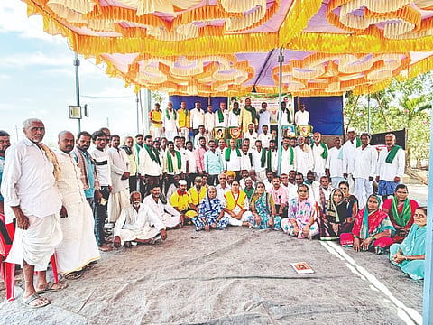 ಮುಧೋಳ ತಾಲೂಕಿನ ಮುದ್ದಾಪೂರದ ಜೆ.ಕೆ. ಸಿಮೆಂಟ್ಸ್ ಅಕ್ರಮ ವಿರುದ್ಧ ರೈತರ ಅಬ್ಬರದ ಹೋರಾಟ ಪ್ರತಿಭಟನೆಯಲ್ಲಿ ಶಂಕರಗೌಡ ಹಿರೇಗೌಡರ, ಸುರೇಶ ಕಿವುಡಿ, ರಂಗಪ್ಪ ತುಳಸಿಗೇರಿ, ಗಣಪತಿ ಹಂಪಿಹೊಳಿ, ಸುನೀಲ್ ನಾವಿ, ಹನುಮಂತ ಕಿವುಡಿ ಸೇರಿ ಭಾಗವಹಿಸಿದ್ದರು.