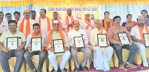 ಮುಧೋಳದಲ್ಲಿ ಜರುಗಿದ ಮಡಿವಾಳ ಮಾಚಿದೇವ ಜಯಂತ್ಯುತ್ಸವದಲ್ಲಿ ವಿವಿಧ ಕ್ಷೇತ್ರಗಳ ಸಾಧಕರಿಗೆ ಮಡಿವಾಳ ಮಾಚಿದೇವ ಪ್ರಶಸ್ತಿ ಪ್ರದಾನ ಮಾಡಲಾಯಿತು. ಸಚಿವ ಆರ್.ಬಿ. ತಿಮ್ಮಾಪೂರ, ಗವಿಮಠದ ಬಸವಲಿಂಗ ಶ್ರೀಗಳು, ಉಪನ್ಯಾಸಕಿ ಅನೀತಾ ಪಾಟೀಲ, ವೀರೇಶ ಮಡಿವಾಳ ಇತರರಿದ್ದರು.