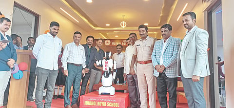 ಮುಧೋಳ ರಾಯಲ್ ಸ್ಕೂಲ್ ಆವರಣದಲ್ಲಿ ಹಮ್ಮಿಕೊಂಡಿದ್ದ ರೋಬೊಟಿಕ್ ಟೀಚರ್ ಹಾಗೂ ಎಐ ಲ್ಯಾಬ್‌ಅನ್ನು ಗಣ್ಯರು ಉದ್ಘಾಟಿಸಿದರು. ಡಾ. ತಿಮ್ಮಣ್ಣ ಅರಳಿಕಟ್ಟಿ, ಎ.ಎಸ್. ಯಾದವಾಡ, ಸಮೀರ ಮುಲ್ಲಾ, ಎಂ. ನಾಗರಡ್ಡಿ, ಸವಿತಾ ಅರಳಿಕಟ್ಟಿ, ರಾಜೇಶ್ವರಿ ಅರಳಿಕಟ್ಟಿ, ಚಂದ್ರಶೇಖರ ನಾಗವಂದ ಹಾಗೂ ಮಾರುತಿ ಪವಾರ್ ಇತರರಿದ್ದರು.