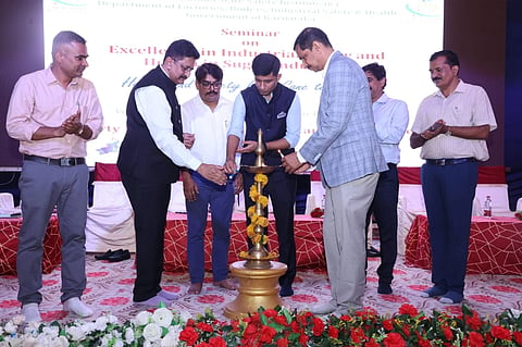 ಮುಧೋಳದಲ್ಲಿ ನಡೆದ ಕಾರ್ಮಿಕರ ಸುರಕ್ಷತಾ ವಿಚಾರ ಸಂಕಿರಣವನ್ನು ನಿರಾಣಿ ಶುಗರ್ಸ್ ಲಿಮಿಟೆಡ್‌ನ ಎಂಡಿ ವಿಶಾಲ್. ನಿರಾಣಿ ಹಾಗೂ ಗಣ್ಯರು ಉದ್ಘಾಟಿಸಿದರು. ಸುಖದೇವ್ ಬನಸೋಡೆ, ಸ್ಮಿಯೋರ್ ಸಂಸ್ಥೆಯ ಆರೋಗ್ಯ ವಿಭಾಗದ ಎಜಿಎಂ ಡಾ. ಶಾಫಿ ಸಾಹೇಬ್ ಬನಾದ, ಮುರುಗೇಶ್ ಹತ್ತಿಕಾಳ್ ಇತರರಿದ್ದರು.