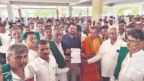  ಮುಧೋಳದಲ್ಲಿ ವಿದ್ಯುತ್ ಖಾಸಗೀಕರಣ ವಿರೋಧಿಸಿ ರೈತರಿಂದ ತಹಸೀಲ್ದಾರ್ ಡಾ. ಚಿಕ್ಕಪ್ಪ ನಾಯಿಕ ಅವರಿಗೆ ಮನವಿ ಸಲ್ಲಿಸಿದರು. ಸಂಗನಬಸವ ಸ್ವಾಮೀಜಿ, ಬಸವಂತ ಕಾಂಬಳೆ, ರಾಜು ಯಡಹಳ್ಳಿ, ದುಂಡಪ್ಪ ಯರಗಟ್ಟಿ, ಈರಪ್ಪ ಹಂಚನಾಳ ಇತರರಿದ್ದರು.