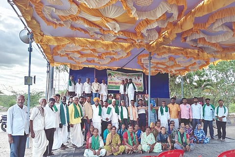 ಮುಧೋಳ ತಾಲೂಕಿನ ಮುದ್ದಾಪುರದಲ್ಲಿ ಜೆ.ಕೆ. ಸಿಮೆಂಟ್ಸ್ ಕಾರ್ಖಾನೆ ಅಕ್ರಮ ಗಣಿಗಾರಿಕೆ ಮತ್ತು ವಿಸ್ತರಣಾ ಯೋಜನೆ ವಿರೋಧಿಸಿ ನಡೆಯುತ್ತಿರುವ ರೈತರ ಅನಿರ್ದಿಷ್ಟಾವಧಿ ಪ್ರತಿಭಟನೆಯಲ್ಲಿ ರೈತರು ಸುರೇಶ ಕಿವಡಿ ಹನುಮಂತ ಕಿವಡಿ, ಗೋಪಾಲ ಯಾದವ, ಕಷ್ಣ ತಳವಾರ, ನಿಖಿಲ ಕಿವಡಿ, ನಾಗಪ್ಪ ಪಾಟೀಲ, ಪವನ ಗಂಟೋಟಿ, ಮಂಜುನಾಥ ತುಳಸಿಗೇರಿ ಇತರರಿದ್ದರು.