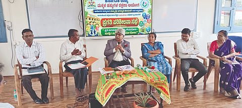 ಮುಧೋಳ ನಗರದ ಎಂಕೆಜಿಎಸ್ ರನ್ನ ಶಾಲೆಯಲ್ಲಿ ಹಮ್ಮಿಕೊಂಡಿದ್ದ ಜಿಲ್ಲಾಮಟ್ಟದ ಶಾಲಾ ಶಿಕ್ಷಣ ಇಲಾಖೆ ಅಽಕಾರಿ ವೃಂದದವರ ಪ್ರಗತಿ ಪರಿಶೀಲನಾ ಸಭೆಯಲ್ಲಿ ಕರ್ನಾಟಕ ರಾಜ್ಯ ಮಕ್ಕಳ ಹಕ್ಕುಗಳ ರಕ್ಷಣಾ ಆಯೋಗದ ಸದಸ್ಯ ಜಗನ್ನಾಥ ಹಲಮಡಗಿ ಮಾತನಾಡಿದರು. ಡಿಡಿಪಿಐ ಅಜೀತ್ ಮನ್ನಿಕೇರಿ, ಡಾ. ವೀಣಾ, ಪ್ರಮೋದಿನಿ ಬಳೂಲಮಟ್ಟಿ, ಎಸ್.ಎಂ. ಮುಲ್ಲಾ ಇತರರಿದ್ದರು.