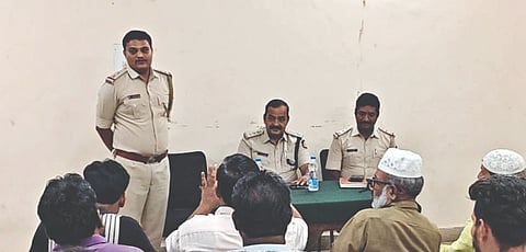 ಮುಧೋಳದ ಸಿಪಿಐ ಕಚೇರಿಯಲ್ಲಿ ಈದ್ ಮಿಲಾದ್ ಹಬ್ಬದ ಹಿನ್ನೆಲೆಯಲ್ಲಿ ನಡೆದ ಶಾಂತಿ ಸಭೆಯಲ್ಲಿ ಡಿವೈಎಸ್ಪಿ ಸೈಯ್ಯದ್ ರೋಷನ್ ಜಮೀರ್ ಮಾತನಾಡಿದರು. ಸಿಪಿಐ ಎಂ. ನಾಗರಡ್ಡಿ, ಪಿಎಸ್‌ಐ ಅಜಿತಕುಮಾರ ಹೊಸಮನಿ ಹಾಗೂ ವಿವಿಧ ಸಮಾಜದ ಮುಖಂಡರು ಉಪಸ್ಥಿತರಿದ್ದರು.