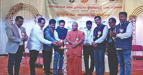 ಮುಧೋಳದ ಅಂಬೇಡ್ಕರ ಭವನದಲ್ಲಿ ಭಾನುವಾರ ನಡೆದ ಲಿಯಾಫಿ ಪ್ರತಿನಿಧಿಗಳ ವಾರ್ಷಿಕ ಸರ್ವಸಾಧಾರಣ ಸಭೆಯನ್ನು ಪ್ರತಿನಿಧಿಗಳ ಸಂಘದ ಅಧ್ಯಕ್ಷ ಪದ್ಮರಾಜ ತಡಸದ ಉದ್ಘಾಟಿಸಿದರು. ಹುಲ್ಯಾಳದ ಗುರುದೇವಾಶ್ರಮದ ಶ್ರೀಹರ್ಷಾನಂದ ಮಹಾಸ್ವಾಮಿಗಳು ಇತರರಿದ್ದರು. ಜಮಖಂಡಿ ಶಾಖಾಧಿಕಾರಿ ಎಲ್.ಎಚ್. ವಿವೇಕಾನಂದ, ಲಿಯಾಫಿ ಜಮಖಂಡಿ ಅಧ್ಯಕ್ಷ ಆನಂದ ಹೊಸಕೋಟಿ, ಅಶೋಕ ವಸದ, ಎಕ್ಸಿಕ್ಯೂಟಿವ್ ಕಮಿಟಿ ಚರ್ಮೇನ್ ರತ್ನಾಕರ ಶೆಟ್ಟಿ ಇತರರಿದ್ದರು.