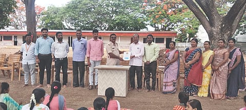   ಮುಧೋಳ ತಾಲೂಕಿನ ಮಾಲಾಪೂರ ನಾರಾಯಣ ಶಾಲೆಯಲ್ಲಿ ಎಸ್.ಐ. ಶಿವಾನಂದ ಶಾಬಾದಿ ಹಾಗೂ ಚನ್ನವೀರ ಚಲವಾದಿ ಅವರೊಂದಿಗೆ ಮುಖ್ಯ ಶಿಕ್ಷಕ ಶಂಕರ ಹೂಗಾರ ಮಕ್ಕಳಲ್ಲಿ ಜಾಗೃತಿ ಮೂಡಿಸಿದರು.