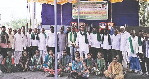 ಮುಧೋಳ ತಾಲೂಕಿನ ಮುದ್ದಾಪುರದಲ್ಲಿ ಜೆಕೆ ಸಿಮೆಂಟ್ ಕಾರ್ಖಾನೆಯ ಅಕ್ರಮ ಗಣಿಗಾರಿಕೆ ಮತ್ತು ಕಲ್ಲು ಸಾಗಾಟ ವಿರೋಧಿಸಿ ನಡೆಯುತ್ತಿರುವ ಅನಿರ್ದಿಷ್ಟಾವಧಿ ಪ್ರತಿಭಟನೆಯಲ್ಲಿ ಶಂಕರಗೌಡ ಹಿರೇಗೌಡ, ಸುರೇಶ ಕಿವಡಿ ಹನುಮಂತ ಕಿವಡಿ, ಸೇರಿ ಹಲವಾರು ರೈತರು ಹಾಗೂ ರೈತ ಮಹಿಳೆಯರು ಭಾಗವಹಿಸಿದ್ದರು.
