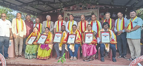 ಮುಧೋಳ ಕನ್ನಡ ಸಾಹಿತ್ಯ ಪರಿಷತ್ತು ಕೇಂದ್ರದಲ್ಲಿ ಕೇಂದ್ರ, ಜಿಲ್ಲಾ , ತಾಲೂಕು ಘಟಕಗಳ ಆಶ್ರಯದಲ್ಲಿ ಜರುಗಿದ ದತ್ತಿ ಪ್ರಶಸ್ತಿ ಪ್ರದಾನ ಸಮಾರಂಭದಲ್ಲಿ ಸಾಹಿತಿಗಳಿಗೆ ದತ್ತಿ ಪ್ರಶಸ್ತಿ ನೀಡಲಾಯಿತು. ಡಾ. ಕೆ.ಎಲ್. ಉದುಪುಡಿ, ನ್ಯಾಯವಾದಿ ಪ್ರಕಾಶ ವಸದ, ಪತ್ರಕರ್ತ ದ.ರಾ. ಪುರೋಹಿತ, ಕಸಾಪ ಅಧ್ಯಕ್ಷ ಆನಂದ ಪೂಜಾರಿ, ಸಿ.ಎಸ್. ನಾಗನೂರ ಇತರರಿದ್ದರು.