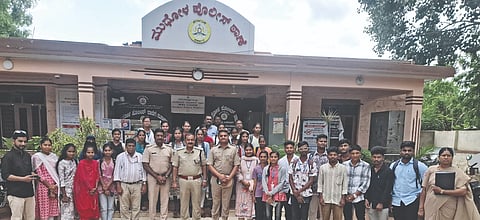 ಮುಧೋಳ ಪೊಲೀಸ್ ಠಾಣೆಯಲ್ಲಿ ನಡೆದ ತೆರೆದ ಮನೆ ಕಾರ್ಯಕ್ರಮದಲ್ಲಿ ಭಾಗವಹಿಸಿದ್ದ ಎಸ್.ಆರ್. ಕಂಠಿ ಕಾಲೇಜಿನ ಪತ್ರಿಕೋದ್ಯಮ ವಿದ್ಯಾರ್ಥಿಗಳೊಂದಿಗೆ ಡಿವೈಎಸ್‌ಪಿ ರೋಶನ್ ಜಮೀರ್, ಸಿಪಿಐ ಎಂ. ನಾಗರಡ್ಡಿ, ಸಿಪಿಐ ಅಜೀತಕುಮಾರ ಹೊಸಮನಿ, ವಿಶ್ವನಾಥ ಮುನವಳ್ಳಿ ಹಾಗೂ ಪೊಲೀಸ್ ಅಧಿಕಾರಿಗಳು ಇದ್ದರು.