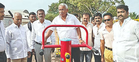  ಮುಧೋಳ ನಗರದ ರನ್ನ ಕ್ರೀಡಾಂಗಣದಲ್ಲಿ ಹೊರಾಂಗಣ ಜಿಮ್ ಅನ್ನು ಸಚಿವ ಆರ್.ಬಿ. ತಿಮ್ಮಾಪೂರ ಉದ್ಘಾಟಿಸಿದರು. ಡಾ. ವಿ.ಎನ್. ನಾಯಕ, ಸದುಗೌಡ ಪಾಟೀಲ, ಅಶೋಕ ಕಿವಡಿ, ರಾಘು ಮೊಕಾಶಿ ಇದ್ದರು.