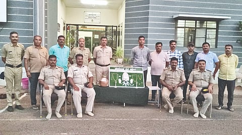 ಮುಧೋಳ ತಾಲೂಕಿನ ಬಿದರಿ ದುರ್ಗಾದೇವಿ ದೇವಸ್ಥಾನದಲ್ಲಿ ನಡೆದ ಕಳ್ಳತನ ಪ್ರಕರಣದಲ್ಲಿ ಸಿಕ್ಕ ಅಭರಣಗಳೊಂದಿಗೆ ಸಿಪಿಐ ಎಂ. ನಾಗರೆಡ್ಡಿ, ಪಿಎಸ್‌ಐ ಅಜೀತಕುಮಾರ ಹೊಸಮನಿ, ಕ್ರೈಂ ಪಿಎಸ್ ಪಿ.ಎಸ್. ಮುರನಾಳ, ಪ್ರೋಬೆಸನರಿ ಪಿಎಸ್ ರಮೇಶ್ ಬಿಳಗುಂಡಿ ಹಾಗೂ ಪೊಲೀಸರ ತಂಡ.