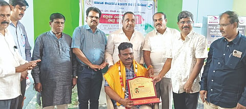 ಮುಧೋಳದ ಕಾರ್ಯನಿರತ ಪತ್ರಕರ್ತರ ಸಂಘದ ಭವನದಲ್ಲಿ ನಡೆದ ಪತ್ರಿಕಾ ದಿನಾಚರಣೆ ಹಾಗೂ ಉಚಿತ ನೇತ್ರ-ಆರೋಗ್ಯ ತಪಾಸಣಾ ಶಿಬಿರದಲ್ಲಿ ಡಾ. ವೆಂಕಟೇಶ್ ಗುಡೆಪ್ಪನವರ ಅವರನ್ನು ರಾಜ್ಯ ಸಮಿತಿ ಸದಸ್ಯ ಈಶ್ವರ ಶೆಟ್ಟರ ಸನ್ಮಾನಿಸಿದರು. ಬಿ. ರತ್ನಾಕರ ಶೆಟ್ಟಿ, ಗೋಪಾಲ ಖಾಸೆ, ವಿಠ್ಠಲ ಮಾದರ ಇತರರಿದ್ದರು.
