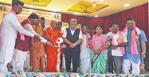 ಮುಧೋಳದ ವೀರಶೈವ ಕಲ್ಯಾಣ ಮಂಟಪದಲ್ಲಿ ನಡೆದ ಪ್ರತಿಭಾ ಪುರಸ್ಕಾರ ಹಾಗೂ ಸನ್ಮಾನ ಸಮಾರಂಭವನ್ನು ಮಾಜಿ ಮುಖ್ಯಮಂತ್ರಿ ಜಗದೀಶ ಶೆಟ್ಟರ್, ಬಿಜೆಪಿ ರಾಜ್ಯ ಉಪಾಧ್ಯಕ್ಷ ಮುರುಗೇಶ ನಿರಾಣಿ ಹಾಗೂ ಕನ್ಹೇರಿ ಮಠದ ಅದಶ್ಯ ಕಾಡಸಿದ್ಧೇಶ್ವರ ಮಹಾಸ್ವಾಮಿಗಳು ಉದ್ಘಾಟಿಸಿದರು. ಹೊಳಬಸು ಬಾಳಕಟ್ಟಿ, ಮಹಾದೇವಪ್ಪ ಅಂಗಡಿ, ಗುರುಲಿಂಗಪ್ಪ ಅಂಗಡಿ, ರಾಜಪ್ಪಣ್ಣ ಕರೆಹೊಣ್ಣ, ಶಂಕರ ತಿಮ್ಮಾಪುರ, ಅರುಣ ಕಾರಜೋಳ ಇತರರಿದ್ದರು.