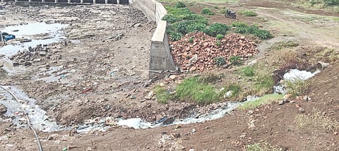 ಮುಧೋಳ ನಗರದ ಯಾದವಾಡ ರಸ್ತೆಯ ಸಿದ್ಧೇಶ್ವರ ಬ್ಯಾರೇಜ್ ಬಳಿ ಸಮೀಪ ಘಟಪ್ರಭೆ ನದಿಗೆ ಸೇರುತ್ತಿರುವ ಕಲುಷಿತ ನೀರು ಹಾಗೂ ಕಾಣಿಸಿಕೊಂಡಿರುವ ರಾಸಾಯನಿಕ ನೊರೆ.