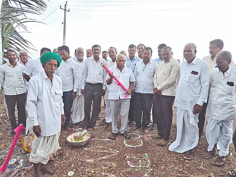 ಮಧೋಳ ತಾಲೂಕಿನ ನಿಂಗಾಪುರದಲ್ಲಿ ನೂತನ ರಸ್ತೆ ನಿರ್ಮಾಣ ಕಾಮಗಾರಿಗೆ ಶಾಸಕ ಆರ್.ಬಿ.ತಿಮ್ಮಾಪೂರ ಭೂಮಿ ಪೂಜೆ ನೆರವೇರಿಸಿದರು. ಲೋಕಾಪುರ ಬ್ಲಾಕ್ ಕಾಂಗ್ರೆಸ್ ಅಧ್ಯಕ್ಷ ಅಶೋಕ ಕಿವಡಿ, ಮುಧೋಳ ಬ್ಲಾಕ್ ಕಾಂಗ್ರೆಸ್ ಅಧ್ಯಕ್ಷ ಸದುಗೌಡ ಪಾಟೀಲ, ತಾ.ಪಂ ಇಒ ರಾಘವೇಂದ್ರ ಕಳ್ಳಿಮನಿ, ಎಇಇ ಸಿ.ಎಂ. ಮಾಚನೂರು ಇದ್ದರು.