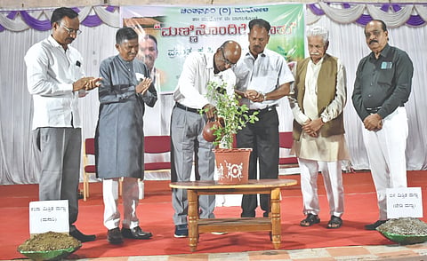ಮುಧೋಳದ ಕವಿ ಚಕ್ರವರ್ತಿ ರನ್ನ ಸಾಂಸ್ಕೃತಿಕ ಭವನದಲ್ಲಿ ಚಿಂತನಸಿರಿ ಸಂಸ್ಥೆ ವತಿಯಿಂದ ಹಮ್ಮಿಕೊಂಡಿದ್ದ ‘ಮಣ್ಣಿನೊಂದಿಗೆ ಮಾತುಕತೆ’ ಕಾರ್ಯಕ್ರಮವನ್ನು ಎಲ್.ಬಿ. ನಾಯಕ ಹಾಗೂ ಗಣ್ಯರು ಸಸಿಗೆ ನೀರುಣಿಸುವ ಮೂಲಕ ಉದ್ಘಾಟಿಸಿದರು. ಡಾ. ಬದ್ರಿ ಪ್ರಸಾದ್, ಎಂ.ಆರ್. ದೇಸಾಯಿ, ಡಾ. ಸಂಗಮೇಶ ಕಲ್ಯಾಣಿ, ಡಾ. ಶಿವಾನಂದ ಕುಬಸದ ಇತರರಿದ್ದರು.